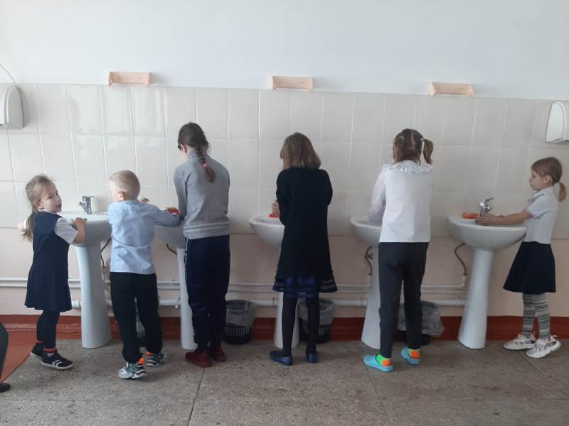 Дети моют руки
