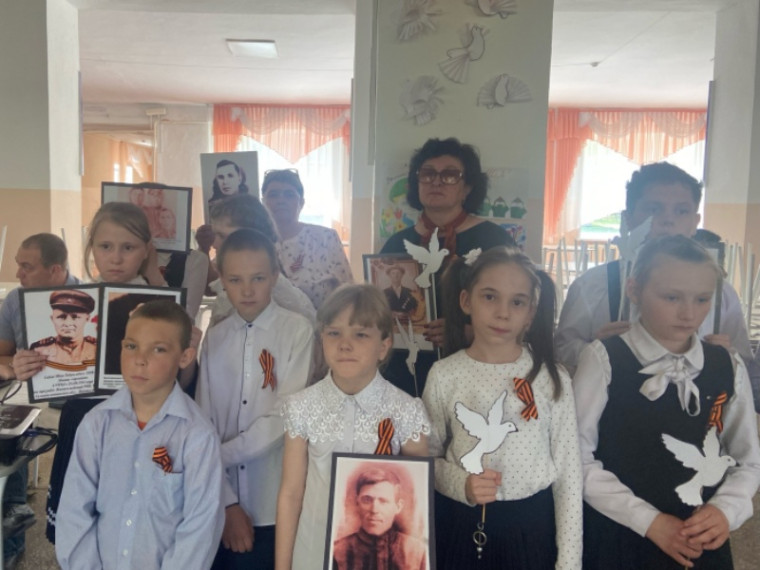 Торжественная линейка, посвящённая 79-летию со дня Победы.